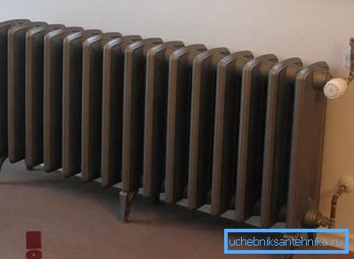 Oppvarmningsflaten på støpejerns radiatoren gjør det mulig å utlede mer varme.