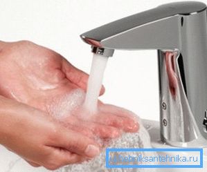 Hvorfor rørene buzz når du åpner kranen med varmt eller kaldt vann Hvorfor rørene buzz når du åpner kranen med varmt eller kaldt vann