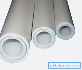 Polypropylenrør med aluminiumsforsterkende lag. Polypropylenrør med aluminiumsforsterkende lag.