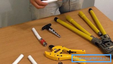 I tillegg til pressen anbefaler vi at du kjøper en kutter for metallplast. I tillegg til pressen anbefaler vi at du kjøper en kutter for metallplast.