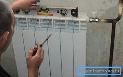 Etter installasjon skal batteriet ha en liten skråning mot rørledningen. Etter installasjon skal batteriet ha en liten skråning mot rørledningen.