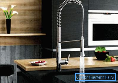 Det er mulig å senke eller heve kranen etter behov. Det er mulig å senke eller heve kranen etter behov.