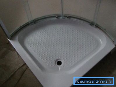 Et dusjhjørne med lav 80x80 mm akrylpanne er presentert. Et dusjhjørne med lav 80x80 mm akrylpanne er presentert.