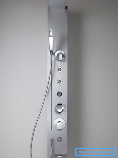 Designet i form av et panel med hydromassasje og dusj er presentert. Designet i form av et panel med hydromassasje og dusj er presentert.