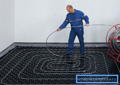 Når du legger rørene forsiktig, følg den akseptable svingradiusen Når du legger rørene forsiktig, følg den akseptable svingradiusen