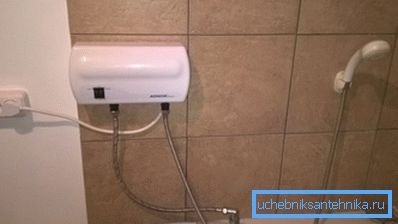 3,5 kW-apparatet kan kobles til en stikkontakt, men med strenge ledningskrav. 3,5 kW-apparatet kan kobles til en stikkontakt, men med strenge ledningskrav.