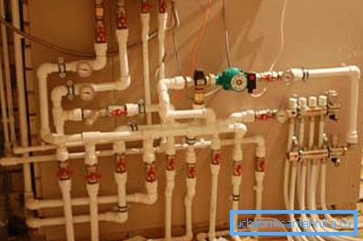Eksempel på en samler for et horisontalt varmesystem Eksempel på en samler for et horisontalt varmesystem