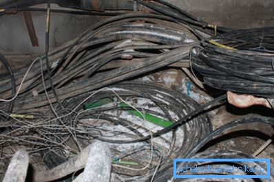 Et eksempel på uprofesjonelt arbeid med nettverk fiberoptisk og koaksial ledninger Et eksempel på uprofesjonelt arbeid med nettverk fiberoptisk og koaksial ledninger