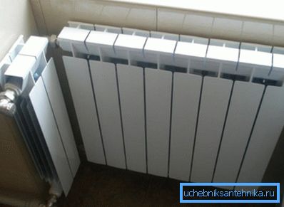 Et eksempel på en ukonvensjonell installasjon av aluminium radiator Et eksempel på en ukonvensjonell installasjon av aluminium radiator