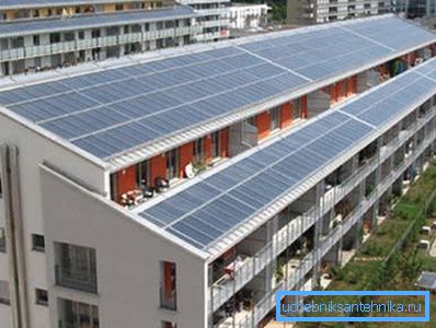 Et eksempel på en bygning med et stort område av solsystemer Et eksempel på en bygning med et stort område av solsystemer