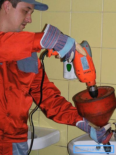 906 Rengjøring med sanitær kabel