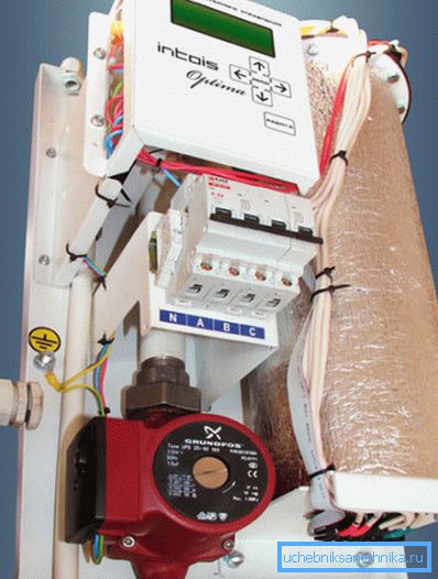 Produsenten forsynte den elektriske kjelen med en pumpe Produsenten forsynte den elektriske kjelen med en pumpe