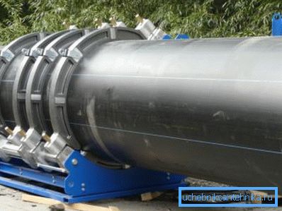 Legging av vanntilførsel med polyetylen. Hydraulikk brukes til sentrering. Legging av vanntilførsel med polyetylen. Hydraulikk brukes til sentrering.