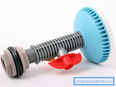 Et enkelt og rimelig alternativ å montere en tank for en sommerdusj Et enkelt og rimelig alternativ å montere en tank for en sommerdusj