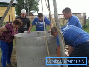 Prosessen med å utelate armerte betongringer. Prosessen med å utelate armerte betongringer.