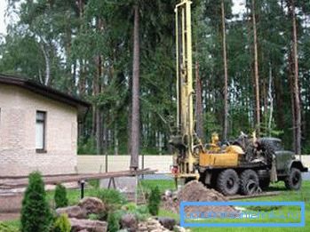 Prosessen med nedihull for utvinning av drikkevann i et landsområde. Prosessen med nedihull for utvinning av drikkevann i et landsområde.