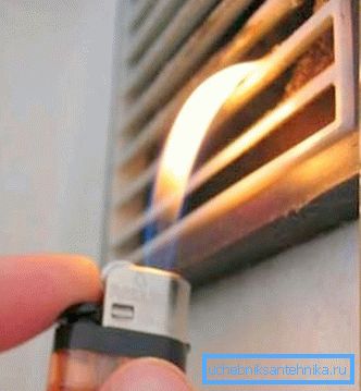 Det er enkelt å sjekke effektiviteten til ventilasjonen, det er nok å ta med en tynn kamp eller en tenner til den (som i bildet) Det er enkelt å sjekke effektiviteten til ventilasjonen, det er nok å ta med en tynn kamp eller en tenner til den (som i bildet)