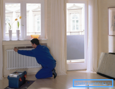 Kontroller radiatorposisjonen ved å bygge nivå Kontroller radiatorposisjonen ved å bygge nivå