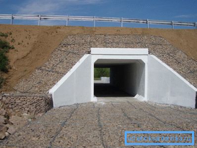 Rektangulær armert betong culvert under veien Rektangulær armert betong culvert under veien