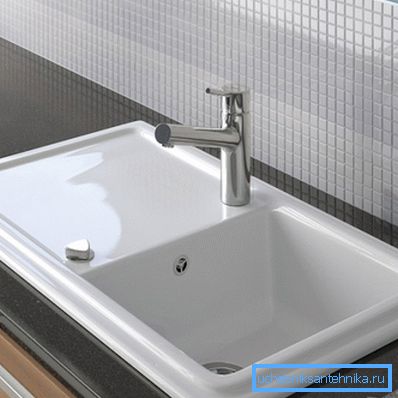 Sink med emalje passer perfekt inn i det moderne interiøret. Sink med emalje passer perfekt inn i det moderne interiøret.