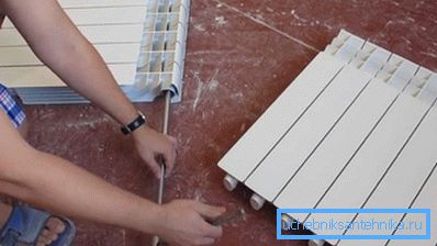 Demontering av produkter fra aluminium og bimetall ligner på arbeid med støpejerns radiatorer Demontering av produkter fra aluminium og bimetall ligner på arbeid med støpejerns radiatorer