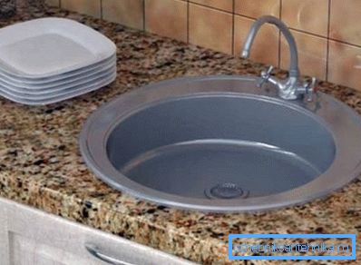 Dimensjonene til de runde vasker for kjøkkenet er meget varierte og varierer ikke bare i diameter, men også i dybden
