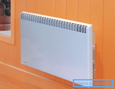 Forskjellen mellom konvektor og radiator - ved første overflate har en mye lavere temperatur Forskjellen mellom konvektor og radiator - ved første overflate har en mye lavere temperatur