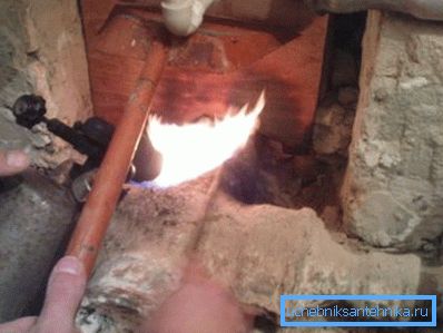 Oppvar rørtilkoblingene med en blowtorch Oppvar rørtilkoblingene med en blowtorch