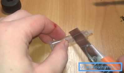 Kut sprøyten i en 1,5 ml divisjon Kut sprøyten i en 1,5 ml divisjon