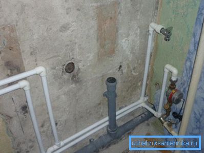 Kablingene for tilkobling av badekar og servant er laget med 50 mm rør. Kablingene for tilkobling av badekar og servant er laget med 50 mm rør.