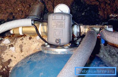 Trykkbryteren installert på hydroaccumulatoren. Trykkbryteren installert på hydroaccumulatoren.