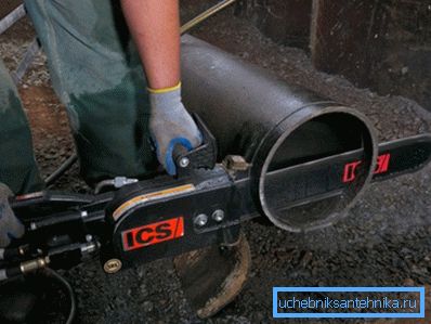 Skjære et støpejernsrør med en hydraulisk sag Skjære et støpejernsrør med en hydraulisk sag