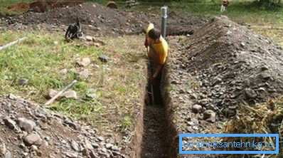 Gravegraver for legging av vannforsyningselementer. Gravegraver for legging av vannforsyningselementer.