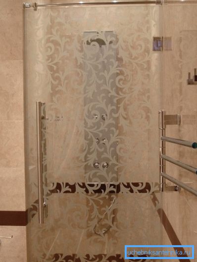 Ved hjelp av sandblåsing på overflaten kan du bruke et hvilket som helst mønster eller til og med lage et bilde Ved hjelp av sandblåsing på overflaten kan du bruke et hvilket som helst mønster eller til og med lage et bilde