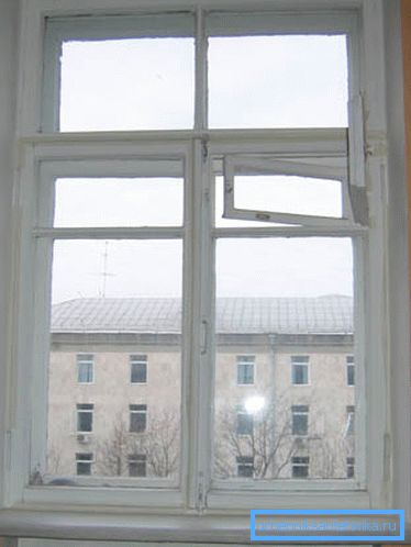 Sprekkene i trerammene fungerte som et element av ventilasjon. Sprekkene i trerammene fungerte som et element av ventilasjon.