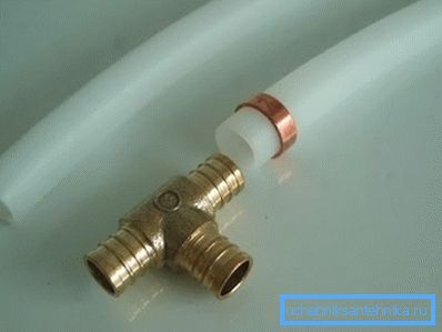 Forbundet for rørledningen fra syet polyetylen. Forbundet for rørledningen fra syet polyetylen.