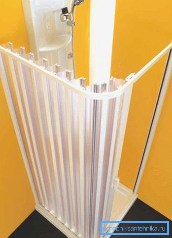 Sammenleggbar flerseksjon plastgardin Sammenleggbar flerseksjon plastgardin