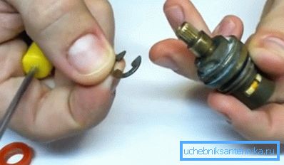 Fjern snapringen Fjern snapringen