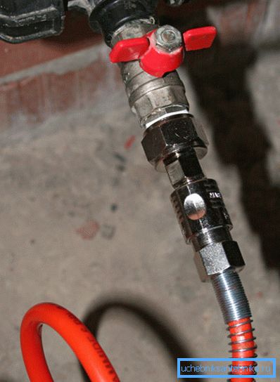 Koble tanken med beslaget; Koble tanken med beslaget;