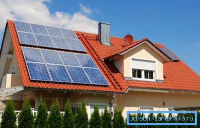 Solpaneler på taket av huset Solpaneler på taket av huset