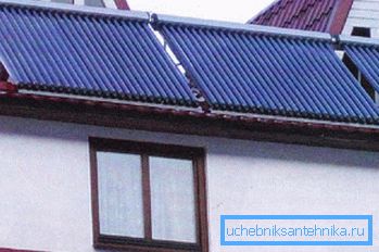 Solvarmevekslere på taket av huset Solvarmevekslere på taket av huset