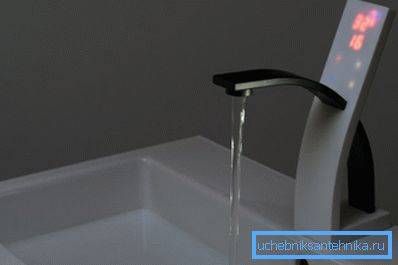 Moderne kranen med innebygd termostat og sensor Moderne kranen med innebygd termostat og sensor