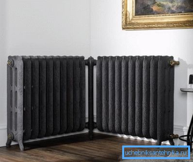 Moderne hjørnevarme radiator laget av støpejern. Moderne hjørnevarme radiator laget av støpejern.