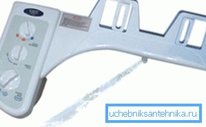 Spesielt system, som er installert under dekselet og utfører funksjonene til et bidet Spesielt system, som er installert under dekselet og utfører funksjonene til et bidet