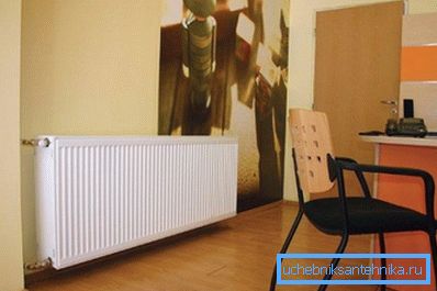 Stålpanel radiator i interiøret Stålpanel radiator i interiøret