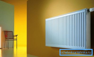 Stål radiator på veggen