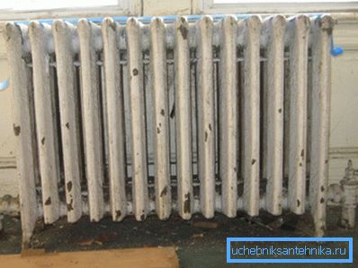 Gamle støpejern radiatorer (bildet) har den laveste effekten.