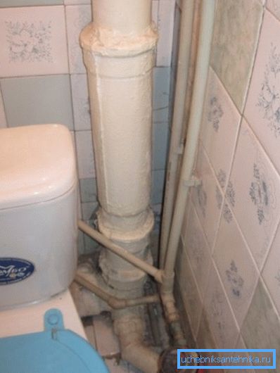 Gamle rør vil ødelegge utseendet på badet, selv om rommet har blitt godt renovert. Gamle rør vil ødelegge utseendet på badet, selv om rommet har blitt godt renovert.