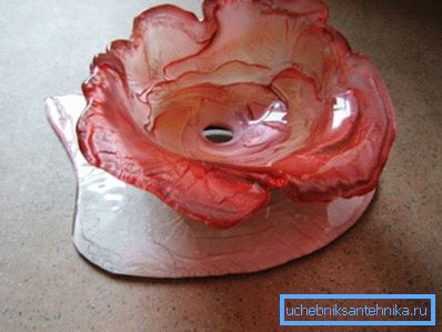 Glass vask på badet i form av en rose