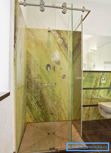 Glass skyvedører i dusjen på badet Glass skyvedører i dusjen på badet